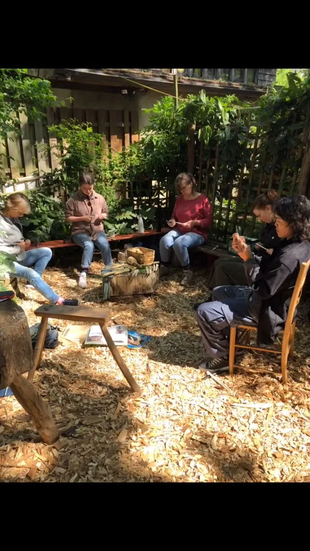 Just some nice mellow carving on our intro course. 
.
.
.
#greenwoodworking #londongreenwood #spooncarving #sloyd #greenwoodwork #whittling #sløyd #greenwood #